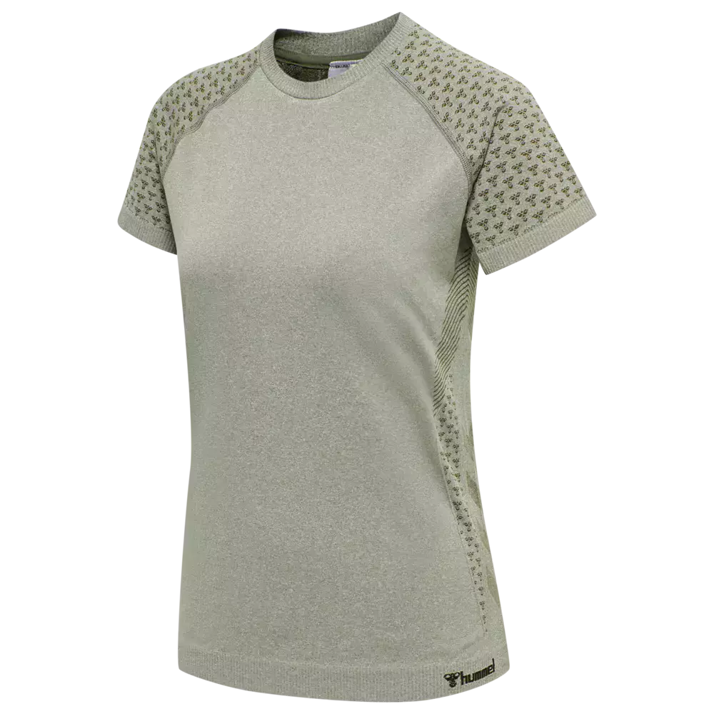 En sporty, kortærmet t-shirt i sart olivengrøn med rund hals og tætsiddende, feminin pasform. Kroppen har en glat, let struktureret overflade, mens ærmer og sidestriber fremhæves af et diskret, geometrisk mønster og åndbare, ribstrikkede detaljer. T-shirten virker velegnet til træning og fritid, med flade syninger for komfort og et lille logo i bunden som diskret finish.