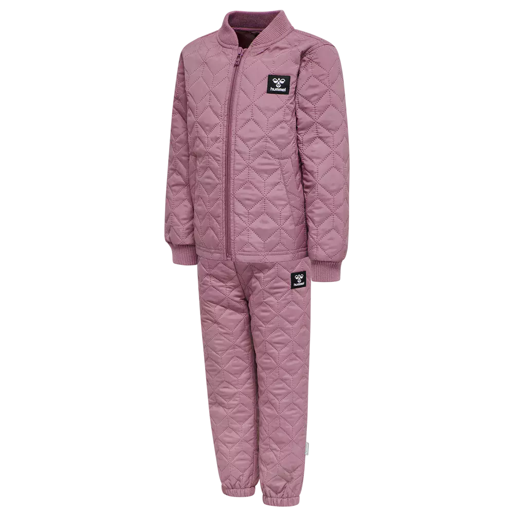 Lyserød/lilla, quiltet todelt sæt til børn bestående af jakke og bukser. Jakken har lynlås foran, ribbet krave og ærmeafslutninger, mens bukserne har elastik ved anklerne. Mønstret med diamantquilt, let polstring og diskrete logo-patches på bryst og lår. En praktisk, varm og sporty kombination til kølige dage, nem at tage af og på og ideel til leg og udendørsaktiviteter.