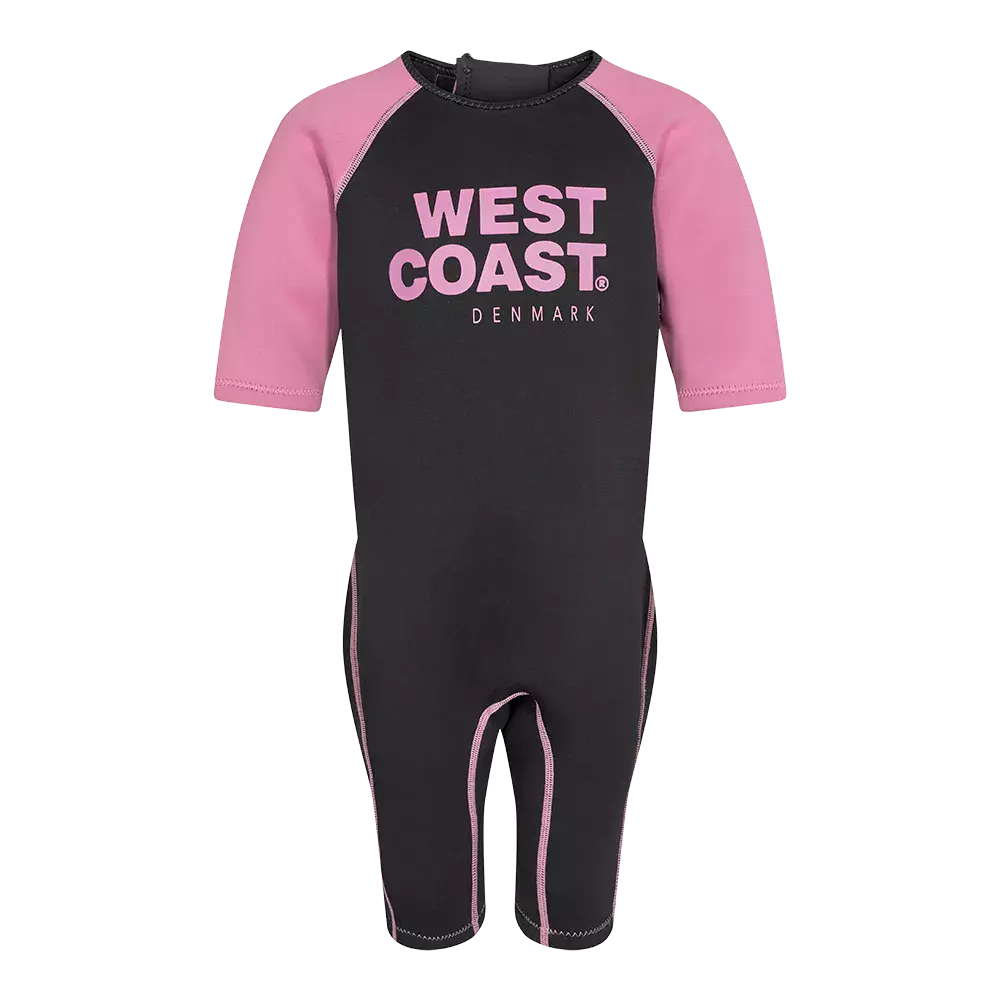 Sort og lyserød kortærmet våddragt til børn med teksten "WEST COAST DENMARK" på fronten. Våddragten er lavet i et neoprenlignende, tætsiddende materiale med rosa ærmer og kontrastsyninger langs benene. Den går til knæene og har en lynlåslukning i nakken. Praktisk til leg og vandaktiviteter på stranden eller i poolen, hvor den giver varme og bevægelsesfrihed.