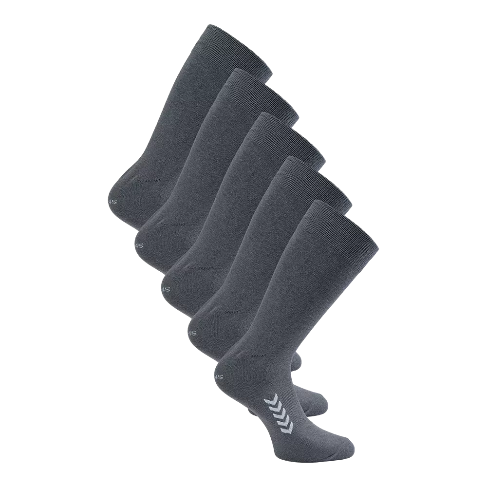 Fem par ensfarvede, mørkegrå sportssokker vist i en række. Sokkerne er mellemlange med ribbet skaft, forstærket hæl og tå samt let polstret sål, hvilket giver et solidt og komfortabelt indtryk. En diskret hvid pilelignende signatur pryder siden af foden som dekorativ detalje. De virker velegnede til hverdag og træning, hvor holdbarhed og støtte er i fokus.