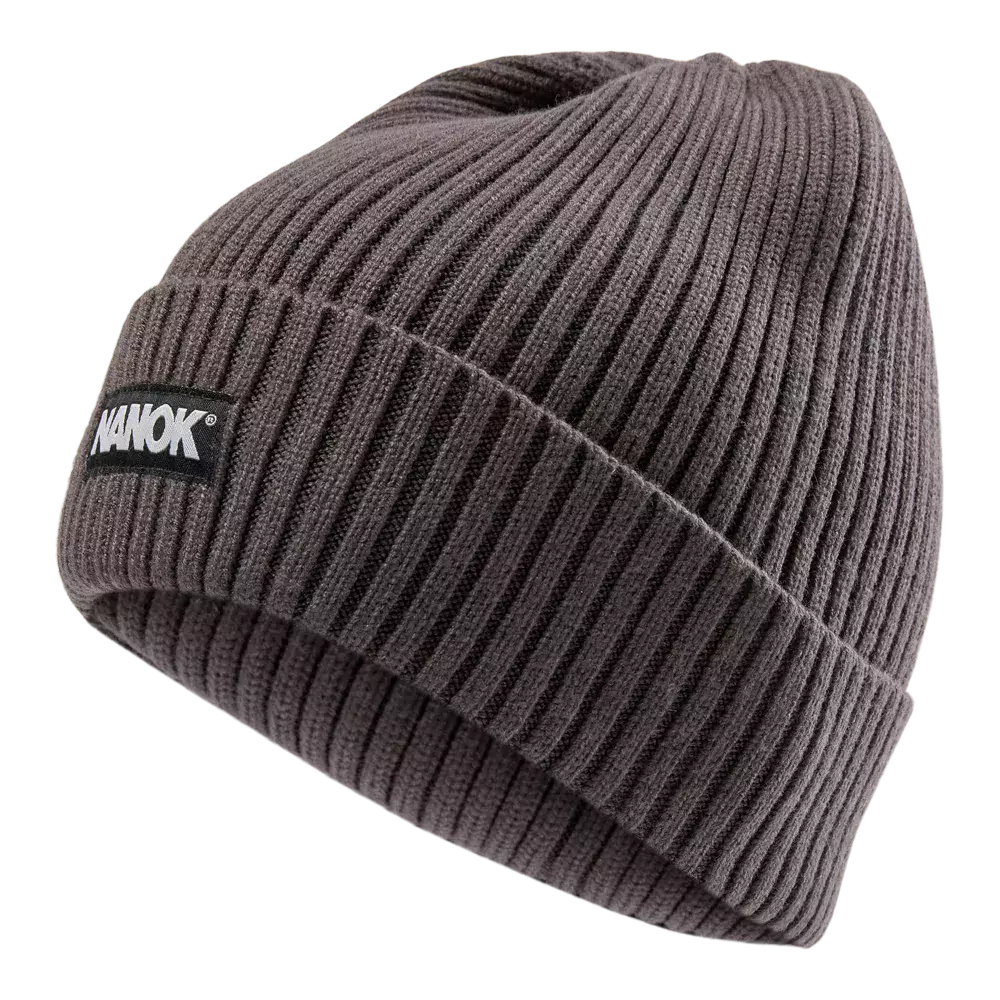 Et enkelt, gråbrunt ribstrikket hue med opbukket kant og et lille sort logoemblem med teksten "NANOK" syet på foran. Hueen har tæt, elastisk struktur, der isolerer mod kulde og giver et tidløst, casual udtryk. Den passer godt til både byliv og friluftsliv, og den bløde, tætte strik lover komfort og varme på kølige dage.