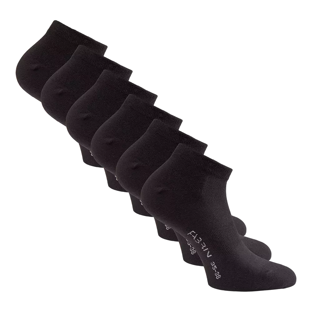 Et sæt seks par sorte ankelsokker vist diagonalt i billedet. Sokkerne er korte med elastisk ribkant og tæt pasform, velegnede til hverdag og sport. Materialet fremstår blødt og slidstærkt, med forstærket hæl og tå. Enkel, minimalistisk stil uden mønster bortset fra størrelsestryk på undersiden. Praktisk pakke til basisgarderoben, der matcher sneakers og lave sko.