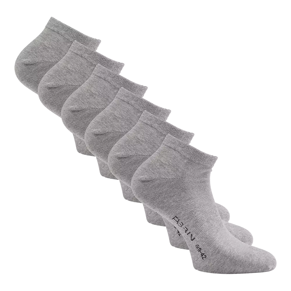 Billedet viser et sæt grå, lave ankelstrømper (seks par) i et blødt, strikket materiale. Strømperne har lav "no-show" pasform med elastisk ribkant og diskret forstærkning ved hæl og tå. Den neutrale grå farve og en enkel stil gør dem velegnede til hverdag, sport og sko, hvor man ønsker komfort uden synlige strømper. Praktisk multipak til daglig brug.