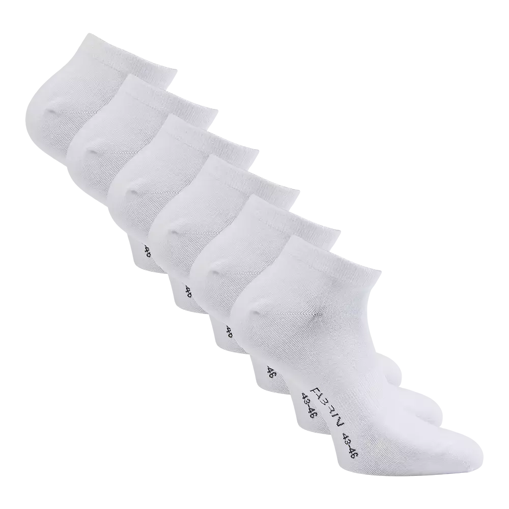 Et sæt med seks hvide ankelstrømper vist diagonalt mod en mørk baggrund. Strømperne er lave, minimalistiske og ser ud til at være i bomuldsblanding med let polstring ved sålen og en elastisk kant, der holder dem på plads. Der er diskrete størrelsesmarkeringer på undersiden. Designet virker praktisk og velegnet til hverdagsbrug, sport og sko med lavskaftet pasform.