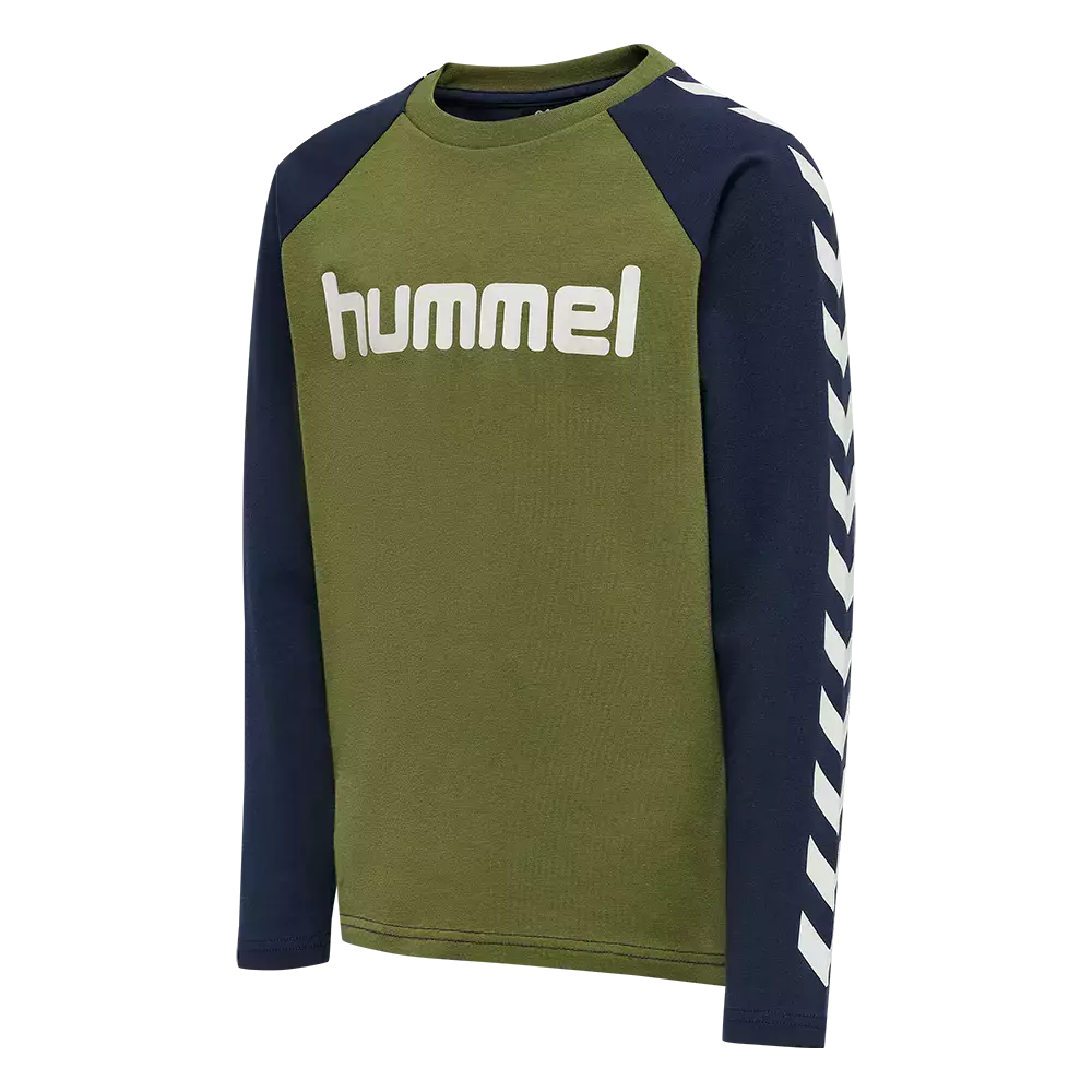 Langærmet sweatshirt fra hummel i olivengrøn og mørkeblå. Kroppen er olivengrøn med stort hvidt hummel-logo på brystet, mens ærmerne er mørkeblå med de karakteristiske hvide chevrons langs ydersiden. Rund hals, afslappet pasform og rene syninger giver et sporty og moderne udtryk. Perfekt som hverdags- eller træningstrøje for både børn og voksne.