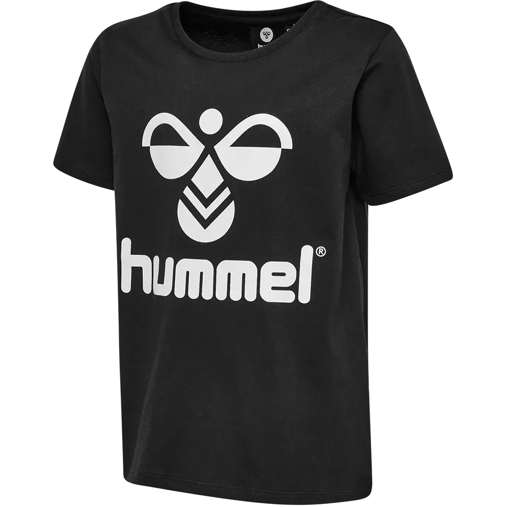Sort t-shirt i klassisk snit med rund hals og korte ærmer. På brystet er et stort, hvidt hummel-logo med det ikoniske bi-motiv over den markante "hummel"-tekst. T-shirten virker lavet af blødt bomuldsjersey med let afslappet pasform, velegnet til hverdagsbrug eller sportsinspireret styling. Enkel og grafisk, kombineres nemt med jeans, shorts eller træningsbukser for et minimalistisk, sporty look.