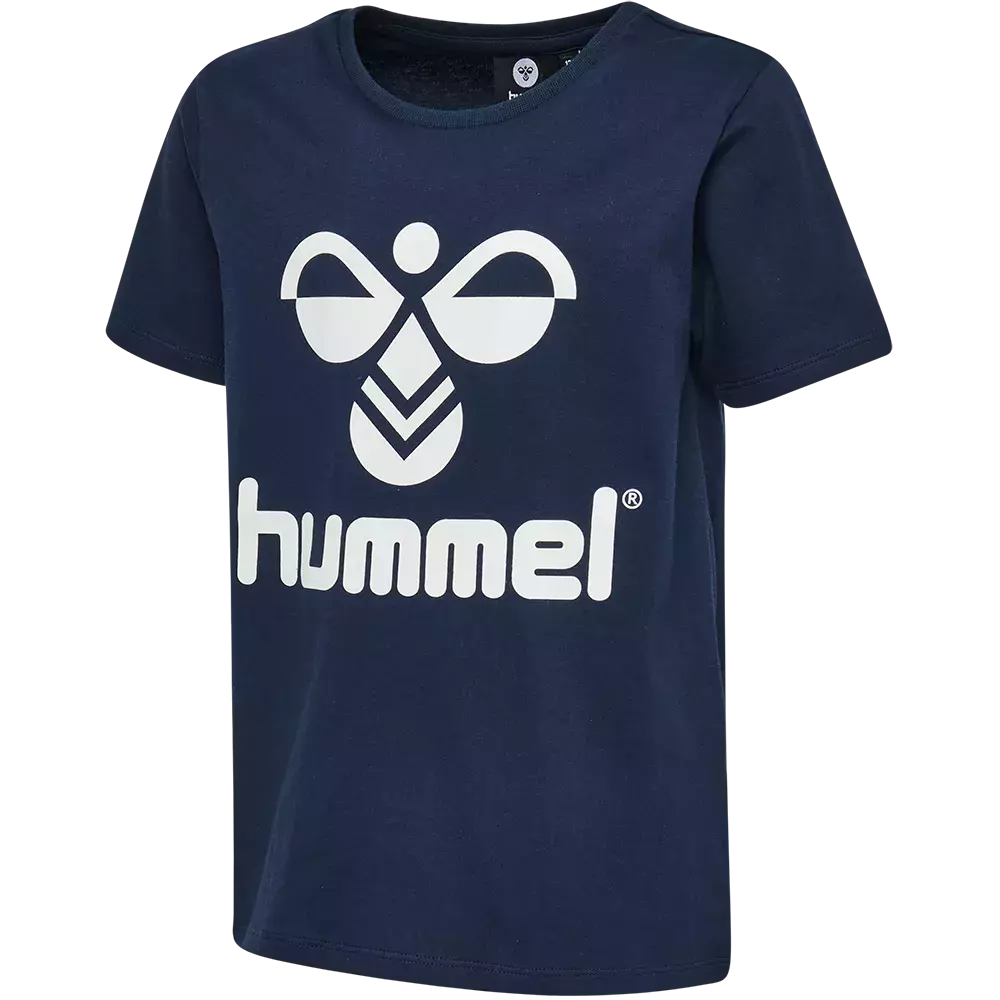 Denne marineblå T-shirt har korte ærmer og en rund hals, prydet med et stort, hvidt Hummel-logo midt på brystet. Den enkle, sporty stil gør den velegnet til både fritid og træning. T-shirten fremstår i blødt, fast bomuldsmateriale med løs pasform og tydelig kontrast mellem farve og tryk. Et klassisk, funktionelt valg til hverdagsgarderoben.