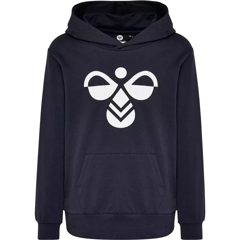 En mørkeblå hættetrøje i et enkelt og moderne snit. Foran ses et stort, hvidt, stiliseret logo med former, der minder om et insekt eller en abstrakt bi, placeret midt på brystet. Trøjen har en rummelig kængurulomme, ribstrikkede kanter ved ærmer og talje samt en klassisk hætte. Materialet ser blødt og varmt ud, ideel til hverdagsbrug.