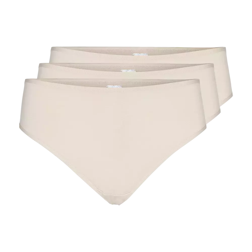 En pakke med tre ensfarvede, lyse beige trusser vist ovenpå hinanden. Designet er enkelt og glat uden pynt, med en moderat taljehøjde og klassisk bikini-/hipster-snit, der giver fuld dækning og komfort. Stoffet ser blødt og elastisk ud med diskrete sømme langs kanterne. Trusserne fremstår som et praktisk hverdagsvalg, velegnet under tætsiddende tøj for et usynligt look.