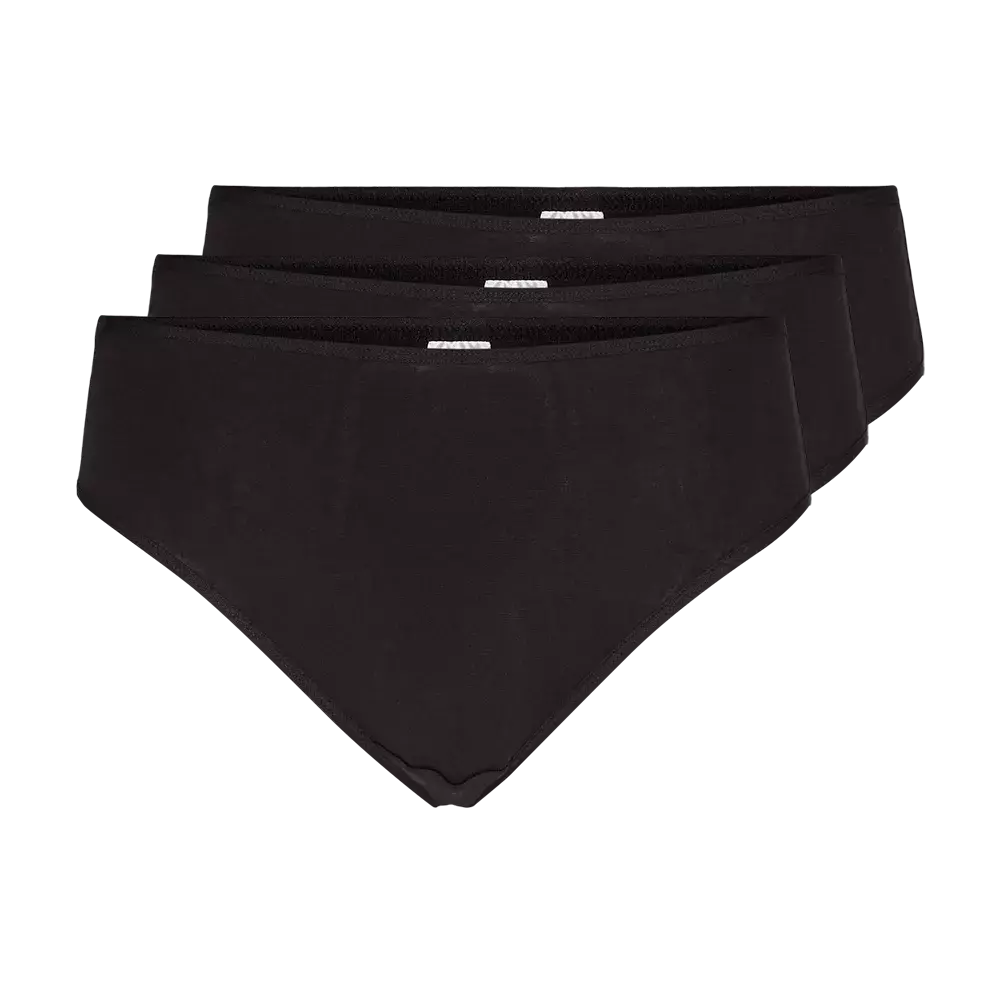 Tre ens sorte trusser i klassisk hipster-cut ligger let forskudt ovenpå hinanden. De har et enkelt, minimalistisk design uden mønster, med fladt elastikliv og bløde, tætsiddende sømme. Materialet virker som bomuld eller mikromodal, hvilket antyder god komfort og åndbarhed til hverdagsbrug. Farven er dybsort, hvilket gør dem praktiske og diskrete under tøjet, velegnede til både afslappede og aktive dage.