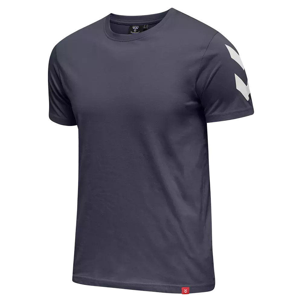 En enkel, mørkegrå T-shirt i kortærmet, klassisk crew-neck snit. Stoffet virker blødt og let med en mat overflade, velegnet til afslappet hverdag. Ærmet er dekoreret med to hvide, vinkellignende striber, og nederst på siden sidder en lille rød mærkestribe. Designet er minimalistisk og tidløst, nem at kombinere med jeans eller sportstøj.