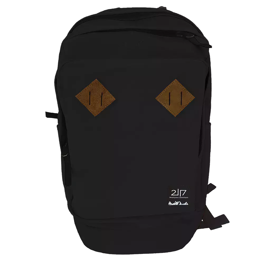 Rygsækken er enkel og funktionel i mat sort med to dekorative brunlige læder-diamanter på fronten. Den har et stort hovedrum, forlommer med lynlås og justerbare skulderstropper, hvilket gør den praktisk til skole, arbejde eller dagsture. Materialet virker slidstærkt og stilrent, og et diskret logo nederst til højre tilføjer et minimalistisk, moderne præg.