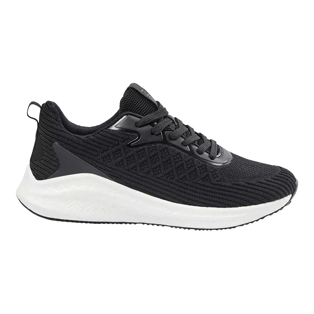 Et moderne, let løbesko i sort strikmateriale med diskrete mønstre og sorte snørebånd. Skoen har en polstret hælkappe, åndbar mesh-tunge og en markant hvid mellemsål med god dæmpning, som giver kontrast og stabilitet. Det minimalistiske design kombinerer komfort og sportstil, velegnet til træning eller hverdag. Gummiydersålen ser ud til at give godt greb og holdbarhed under varieret brug.