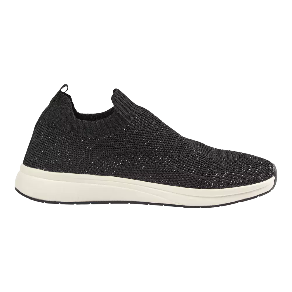 Sort slip-on sneaker med strikket, tætsiddende overdel og let elastisk "sock"-krave, der sikrer en tæt pasform og nem påtagning. Overdelen har fin struktur og diskrete glitrende tråde, mens den hvide, formstøbte mellemsål giver støddæmpning og et moderne kontrastlook. Skoen fremstår både let og åndbar, velegnet til hverdagsbrug, afslappet styling og komfort ved lange gåture.