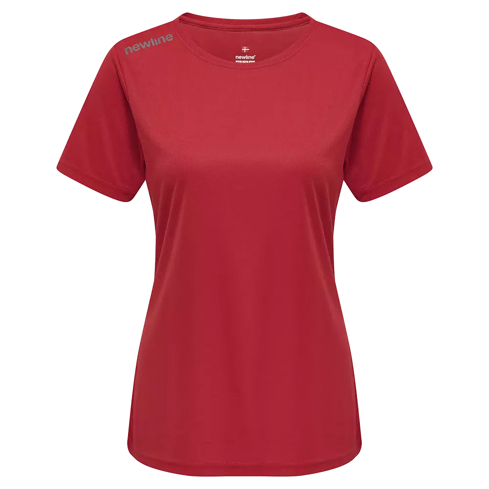 Rød T‑shirt i enkel og sporty design, kortærmet med rund hals og let figursyet pasform. Materialet ser ud til at være åndbart, glat performance-stof med diskret struktur, ideel til træning eller hverdagsbrug. Logoet "newline" fremgår under kraven og på venstre skulder. Farven er dyb kirsebærrød, og syningerne er pænt afsluttede for et rent, moderne udtryk.