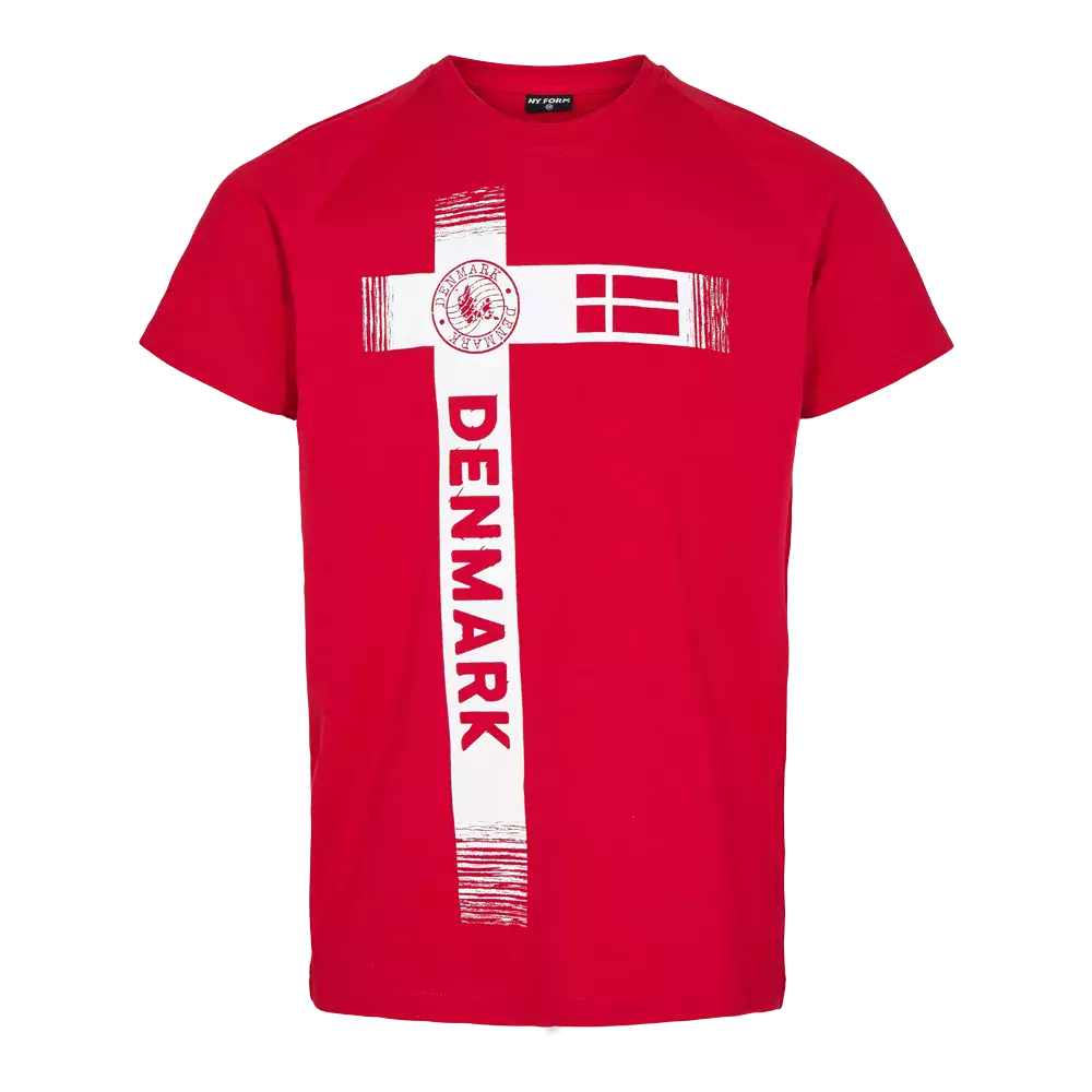 Rød t-shirt med et stort, hvidt korsprint på fronten, der tydeligt refererer til Dannebrog. På det lodrette kors står ordet "DENMARK" i fed, rødt typografi, og det tværgående felt indeholder en stiliseret dansk flaggrafik samt et rundt stempel med teksten "DENMARK". T-shirten har kortærmede, rund hals og et sporty, afslappet udtryk, velegnet til hverdagsbrug og nationale begivenheder.
