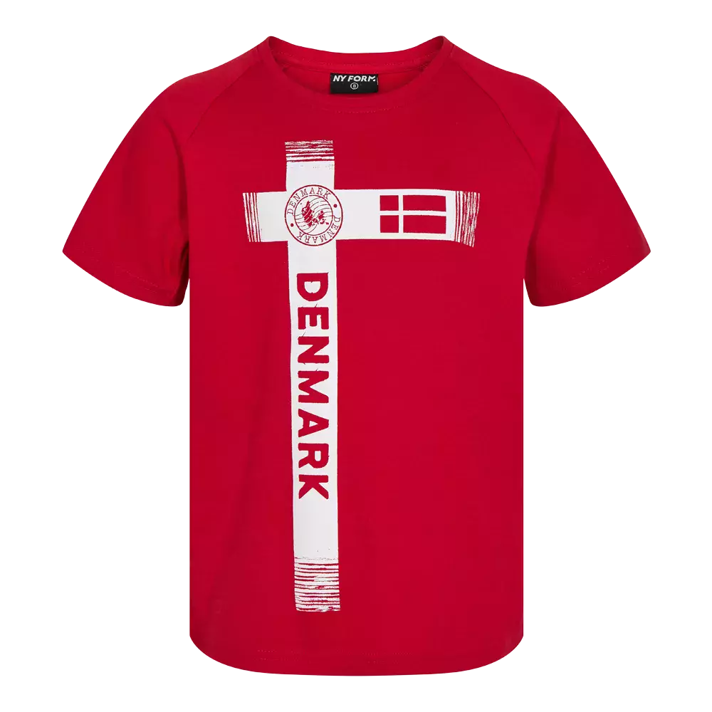 Rød t-shirt med kort ærme og rund hals, prydet af et stort, hvidt korsprint på forsiden. Korsets lodrette stang bærer teksten "DENMARK" i blokbogstaver, og den vandrette stang indeholder et lille, stiliseret dannebrogsflag samt et rundt stempelmærke. Motivets lidt skrattede kanter giver et råt, grafisk udtryk. T-shirten fremstår enkel og patriotisk, velegnet til hverdag eller sportsbegivenheder.