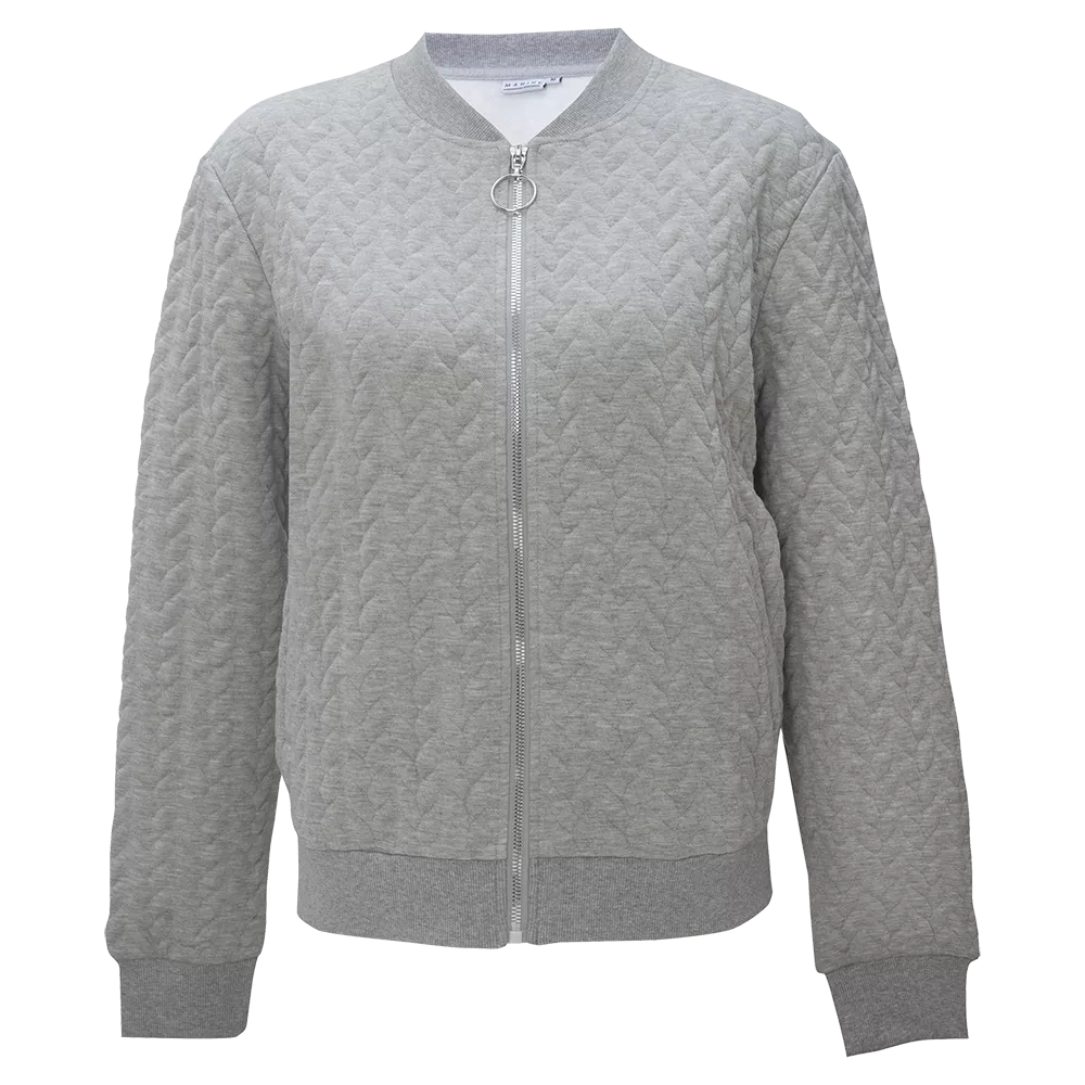 En moderne, lysegrå quiltet bomberjakke med diskret geometrisk mønster og blød struktur. Jakken har ribkanter ved krave, ærmer og linning samt en synlig sølvfarvet lynlås med rundt vedhæng. Designet er minimalistisk og alsidigt, velegnet til både hverdag og lag-på-lag styling. Materialet virker varmende og behageligt, ideelt til kølige forårs- eller efterårsdage.