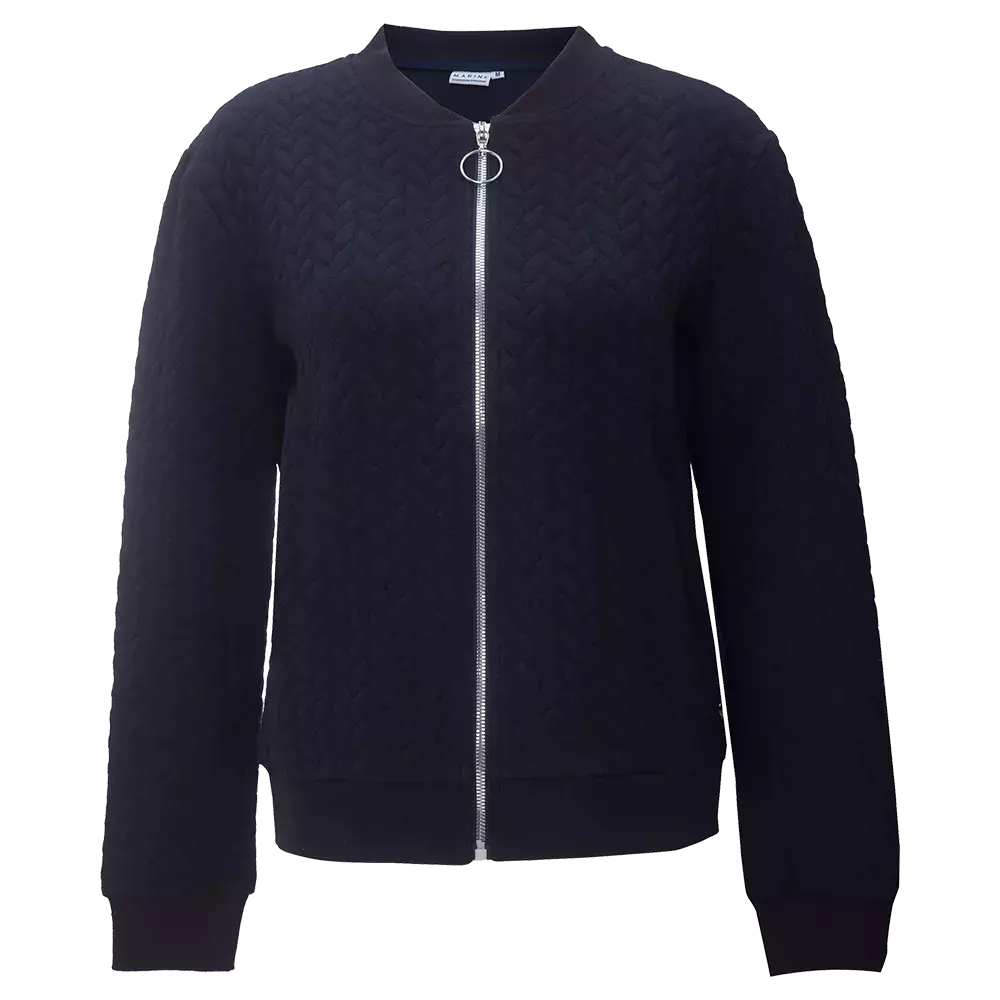 En mørkeblå, quiltet bomberjakke med rund hals og lange ærmer. Jakken har en synlig sølvfarvet lynlås med et dekorativt ringtræk i toppen, hvilket giver et moderne touch. Materialet virker blødt og let polstret, med ribstrik ved krave, manchetter og kant, som sikrer god pasform. Stilren og alsidig, egnet til både hverdag og let efterårsbrug.