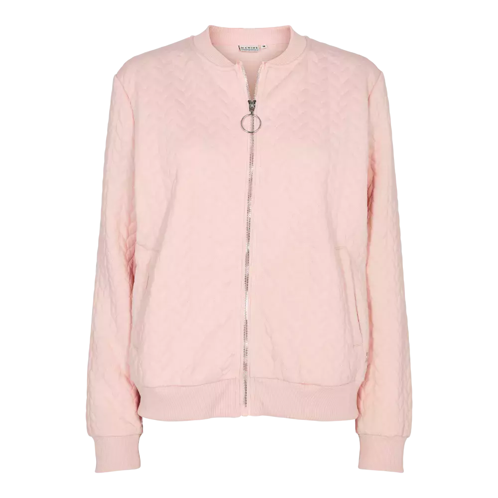Lyserød quiltet bomberjakke med diskret, feminin silhuet. Jakken har en midterlynlås med rundt ringtræk, ribstrikkede kanter ved hals, ærmer og linning samt skjulte sidelommer. Det lette, bløde materiale og det strukturerede mønster giver både varme og tekstur, ideel til forår og efterår. En klassisk, afslappet jakke der nemt kan dresses op eller ned til hverdagsbrug.