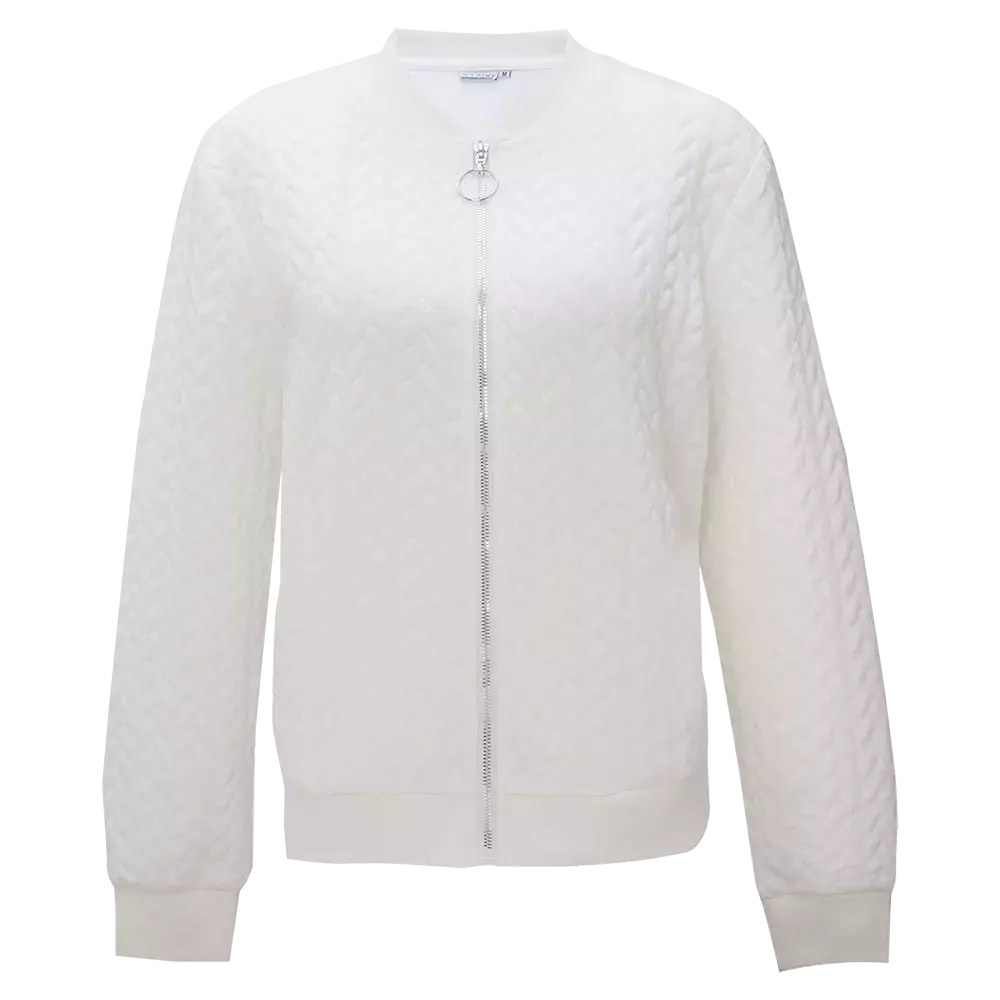 En hvid, let quiltet bomberjakke med lynlås hele vejen foran. Stoffet har et diskret mønster, der giver struktur og et blødt, polstret udtryk. Jakken har rund hals, ribstrikkede manchetter og kant forneden samt en sølvfarvet lynlås med rundt nøgleringstræk som detalje. Farven er neutral og nem at kombinere med jeans eller pænere bukser. Enkel og minimalistisk, velegnet til hverdag og kølige dage.
