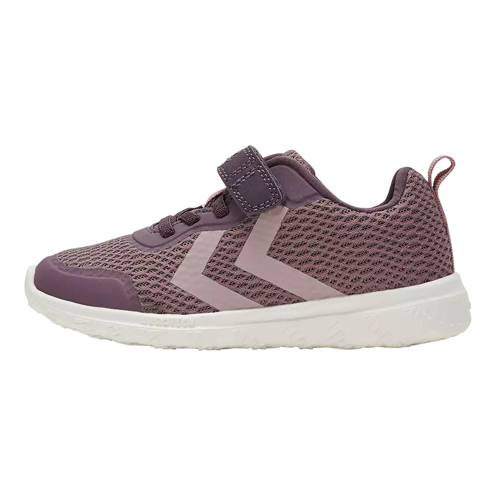 En sporty børnesneaker i støvet lilla med åndbart mesh i overdelen og kontrastdetaljer i lysere nuance. Skoen har en praktisk velcrolukning og elastiske snørebånd for nemt af- og påtagning, forstærket tåparti og en lille hælstrop. Den hvide, lette ydersål giver stødabsorbering og mønster for godt greb. Designet kombinerer komfort og funktionalitet til hverdag og leg.
