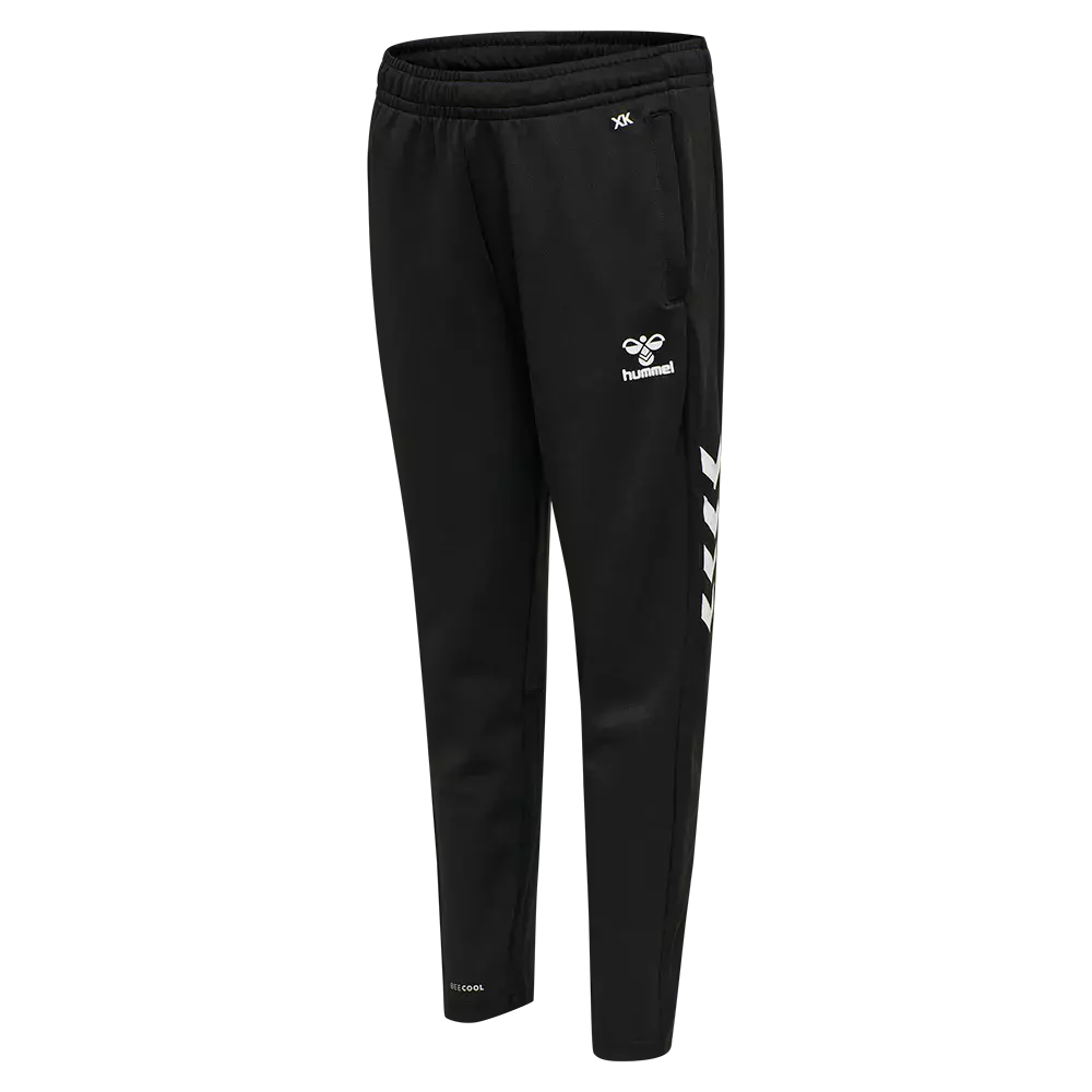 Et par sorte træningsbukser fra hummel med slank, moderne pasform. Bukserne har elastisk talje, sidelommer med lynlås og det klassiske hummel-logo på låret. De hvide chevrons langs ydersiden giver et sporty udtryk, mens det lette, åndbare materiale sikrer komfort under træning og fritid. Diskrete detaljer ved anklerne og en enkel, funktionel finish gør dem velegnede til både hverdag og sport.