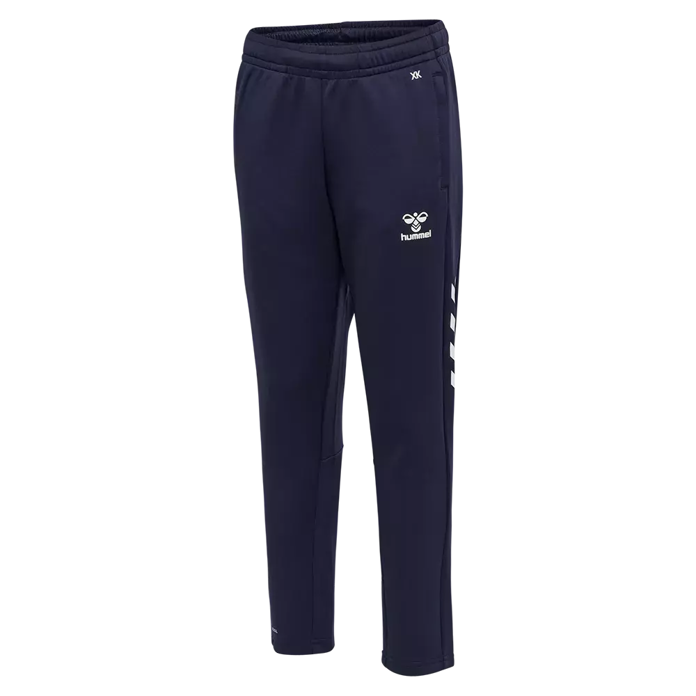 Et par mørkeblå træningsbukser fra Hummel med et sporty og moderne snit. Bukserne har elastisk linning, sidelommer og det karakteristiske Hummel-logo på låret samt hvide chevrons langs siden. Passformen er tætsiddende mod anklerne med let taper, hvilket giver et dynamisk udtryk. Materialet virker blødt og funktionelt, velegnet til både træning og afslappet hverdagsbrug. Små syninger og forstærkninger øger holdbarheden.