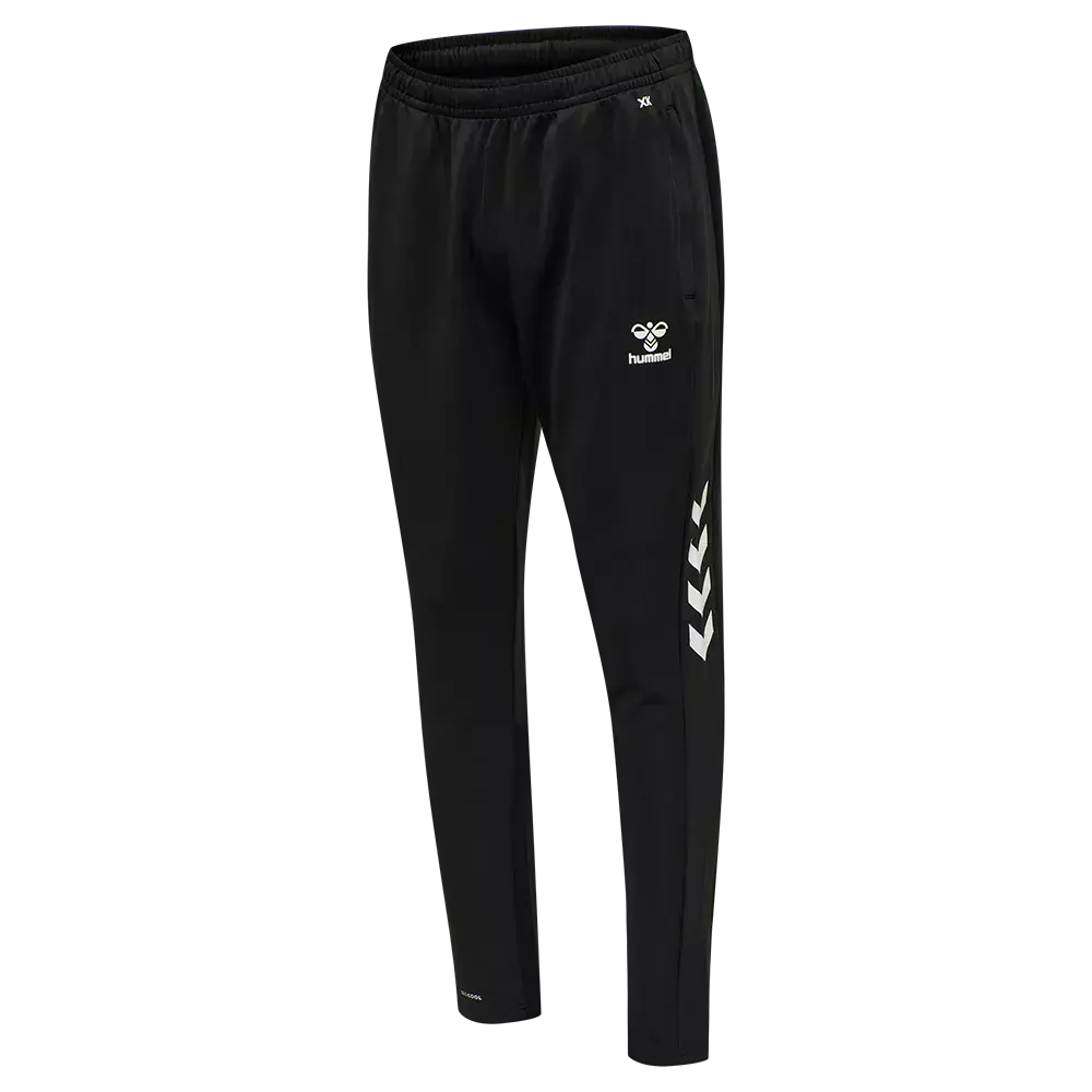 Disse sorte træningsbukser fra hummel har et smalt, moderne snit med elastisk talje og sidelommer. Et hvidt bi-logo på låret og karakteristiske hvide chevrons langs ydersiden giver et sporty, minimalistisk udtryk. Bukserne virker lette og fleksible med lynlåse ved anklerne, velegnede til både træning og afslappet fritidsbrug. Materialet ser åndbart og slidstærkt ud.