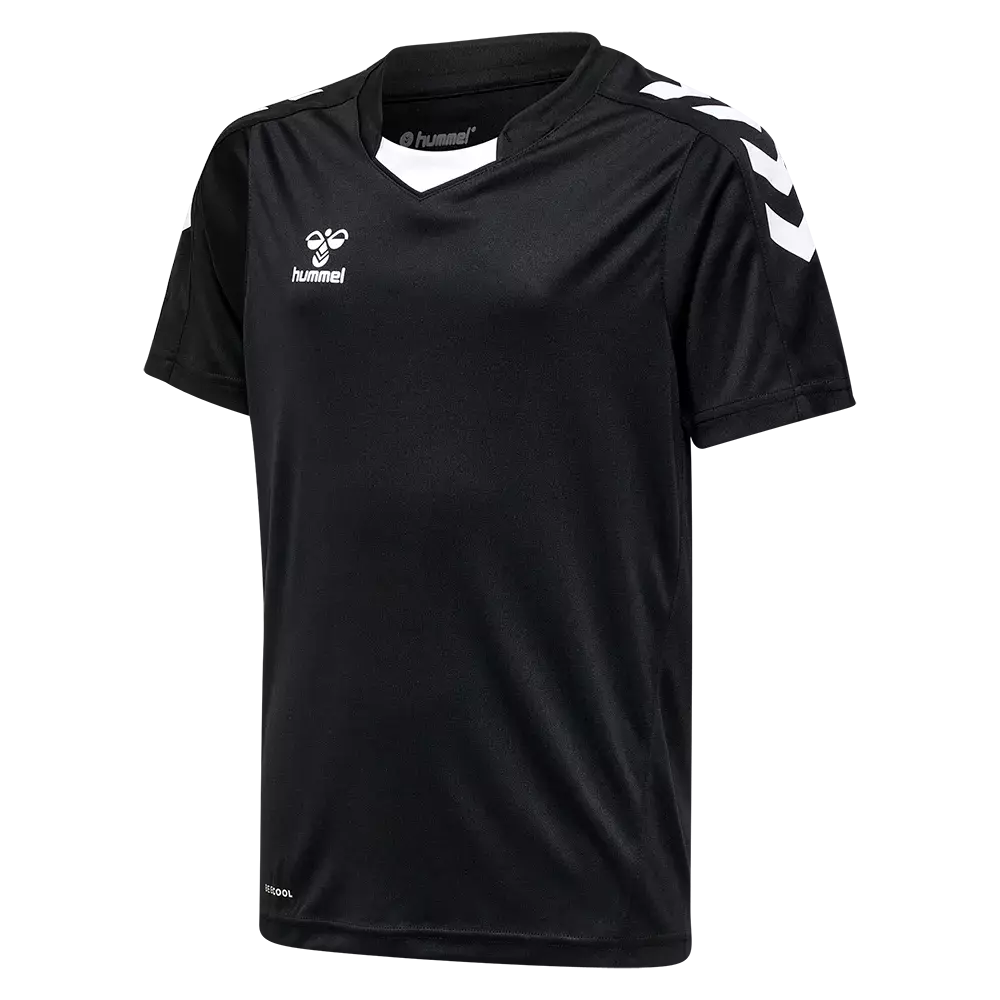 Sort Hummel træningsbluse i kortærmet, let og åndbart materiale med V-hals og diskret hvid kant ved halsudskæringen. Brystet prydes af Hummels logo i hvidt, og skulderne har de karakteristiske hvide chevrons. T-shirten har et enkelt, funktionelt design velegnet til både træning og fritid, med god bevægelsesfrihed og sporty udtryk. Nem at vedligeholde og hurtigtørrende.