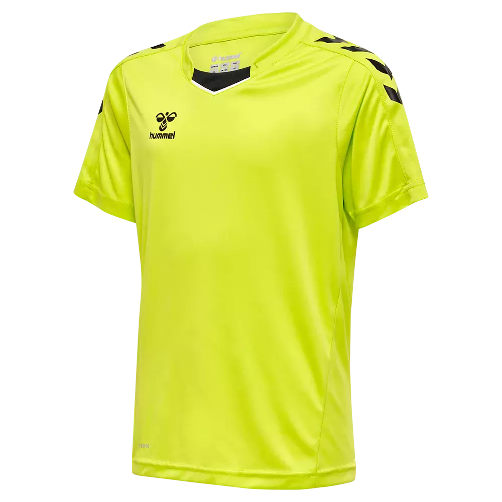 En klar, neongul Hummel trænings- og kamptrøje i let, åndbart stof. Kortærmet design med en diskret V-hals, sort indersøm og brandlogo på brystet. De klassiske Hummel-chevroner pryder skuldrene i sort og skaber et sporty udtryk. Trøjen kombinerer funktionalitet og synlighed, ideel til løbetræning, holdtræning eller som iøjnefaldende valg til udendørs aktiviteter.