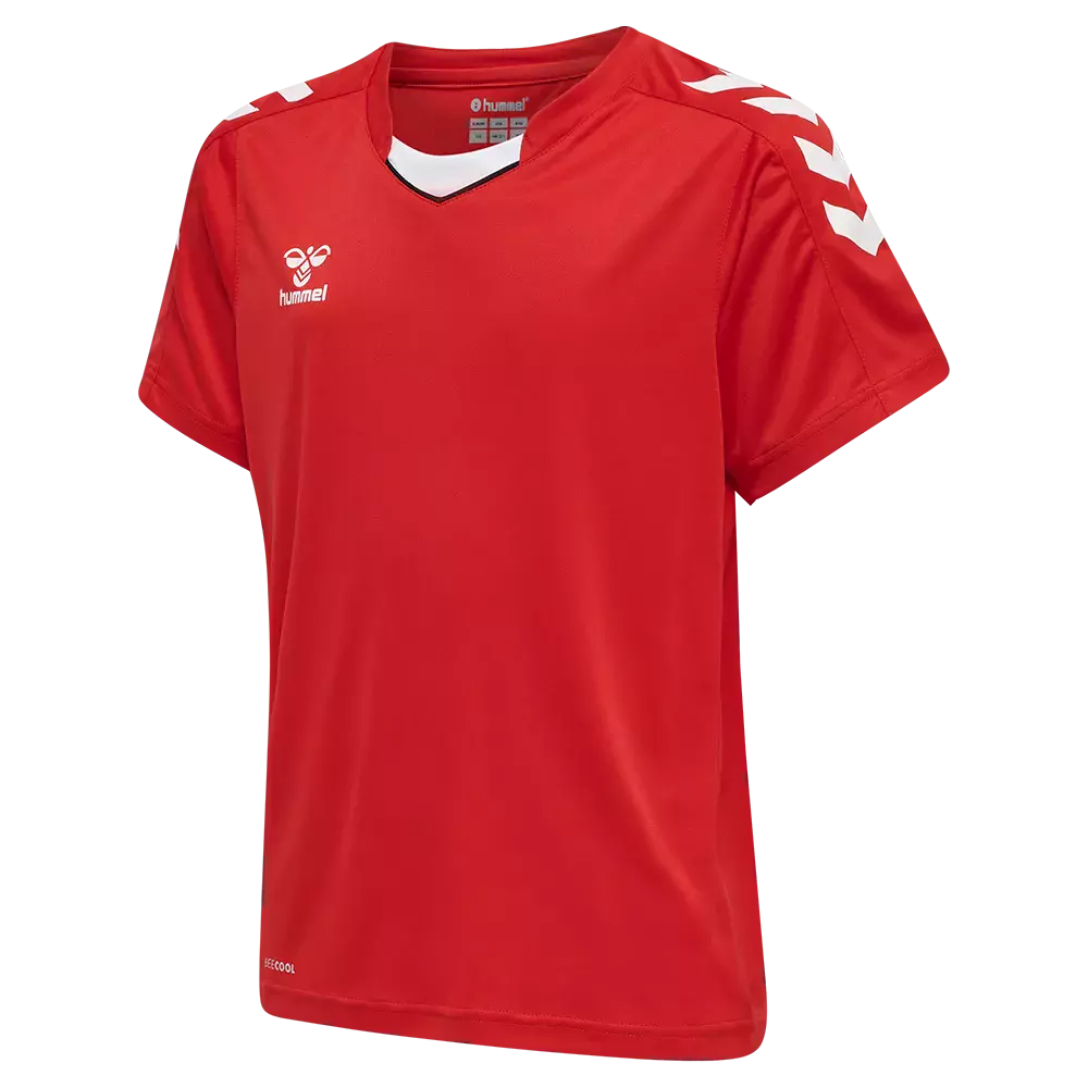 Rød trænings- eller spillershirt fra Hummel i let, åndbart materiale. Kortærmet med V-udskæring og kontrastdetalje i hvid ved kraven. Hvid Hummel-logo på brystet og ikoniske chevrons langs skuldrene giver et sporty udtryk. Enkel og funktionel pasform, velegnet til fodbold, håndbold eller løbetræning. Fås i flere størrelser og er nem at kombinere med shorts eller træningsbukser.