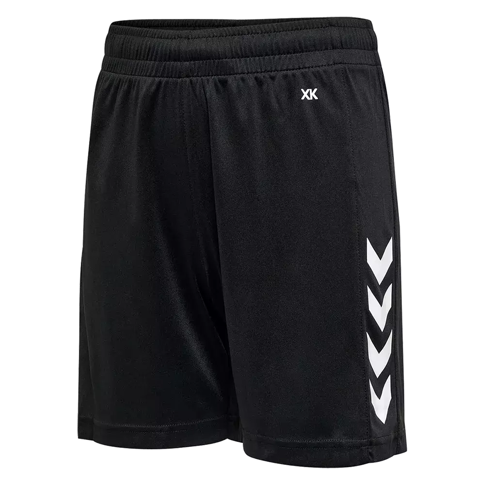 De sorte sportsshorts viser et enkelt og funktionelt design i let, åndbart materiale, ideelle til træning og fritid. Elastisk linning sikrer god pasform, mens den korte længde giver bevægelsesfrihed. På ydersiden ses karakteristiske hvide chevron-striber og et diskret lille 'XK'-logo, som tilfører et sporty udtryk. Shortsene fremstår robuste, nemme at style og velegnede til løb, boldspil eller træningspas.