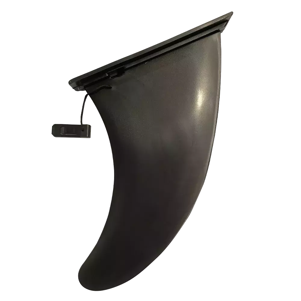 Billedet viser en enkelt, aftagelig sort fin (skeg) med en glat, let mat overflade og en markeret, kurvet profil. Øverst er en monteringsflange til indsættelse i en finbox og en lille snor med plastikstykke til fastgørelse. Formen antyder, at den er lavet til at give stabilitet og retningsstabilitet på et SUP-, surf- eller windsurfboard ved at reducere sideslip og forbedre tracking.