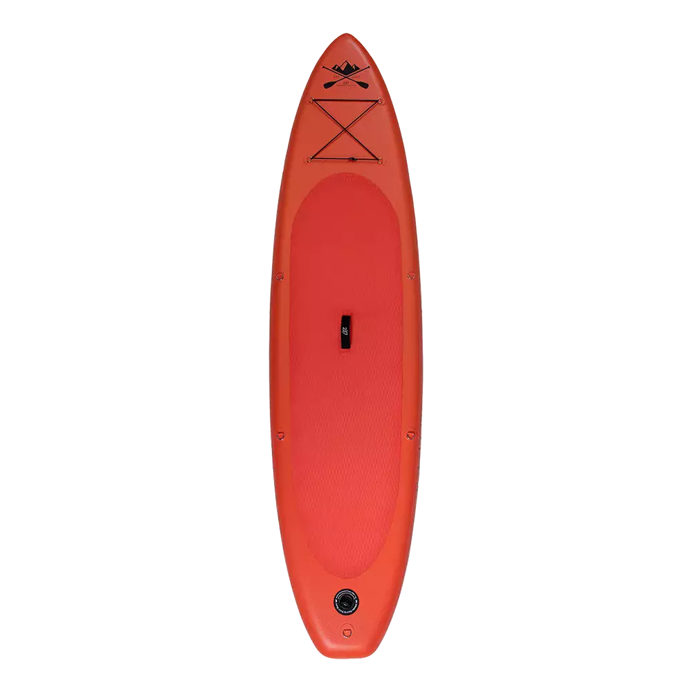 På billedet ses et orange oppusteligt stand-up paddleboard set oppefra. Det har en stor skridsikker fodplade, et midtergreb til nem bæring og elastiske stropper forrest til fastgørelse af udstyr. Bordets slanke form og markante farve giver både stabilitet og god synlighed på vandet. Ventilen bagtil og flere D-ringe antyder praktisk funktionalitet til fritidssejlads og dagsture.