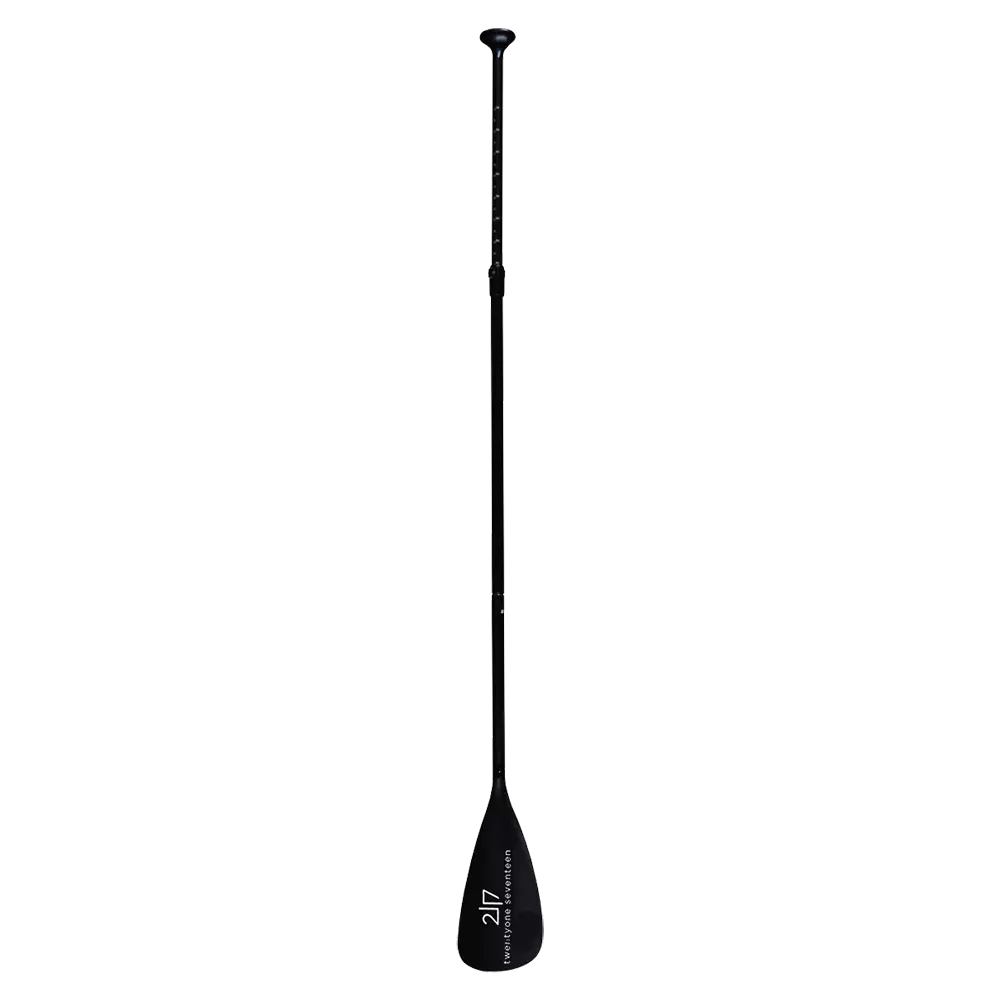 Billedet viser en stilren, sort stand-up paddleåre med langt, slankt skaft og et ergonomisk T-greb øverst. Årens blad er aflangt med et diskret hvidt logo og en glat, mat overflade. Designet virker let og stift med justerbar længde, ideelt til SUP-ture og touring. Den minimalistiske æstetik og solide konstruktion signalerer funktionalitet, kontrol og moderne vandretursudstyr.