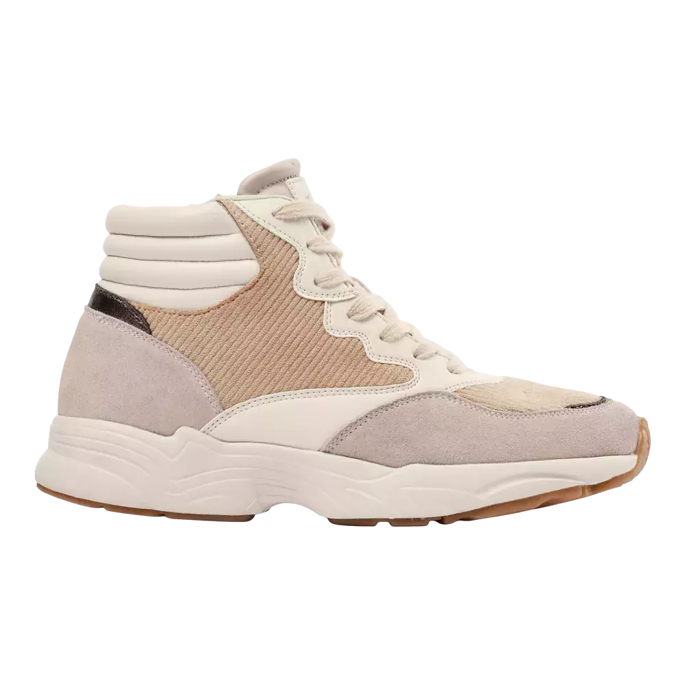 En stilfuld højtopet sneaker i bløde, neutrale toner med kombination af ruskind, tekstil og glat læder. Skoen har polstret ankeldel, tyk formstøbt sål og traditionelle snørebånd, hvilket giver både komfort og stabilitet. Det afdæmpede farvevalg i beige, sand og creme gør modellen alsidig til hverdagsbrug, hvor den kombinerer sporty æstetik med et fashionabelt udtryk.