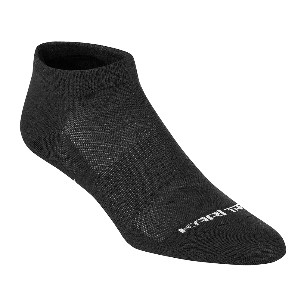 Et enkelt, lavanklet sort sok i let og åndbart materiale. Sokken har en tæt elastisk ribkant ved anklen, fint mesh på vristen for ventilation og forstærkede områder ved hæl og tå. Den minimalistiske hvide logo-detalje på toppen giver et diskret look. Designet virker svedtransporterende og velegnet til både hverdag og træning, med en tæt pasform og sømløs finish for komfort.
