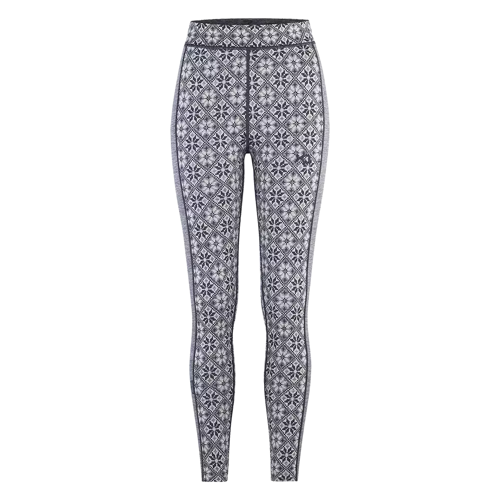 Et par tætsiddende leggings i sort-hvidt nordisk mønster med gentagne stjerne- og diamantformer. Høj talje og flade syninger giver et glat, sportsligt udtryk, mens det elastiske materiale ser varmt og smidigt ud til både hverdag og træning. Mønstret dækker hele længden, og de smalle benender afslutter looket elegant. Velegnede til lag-på-lag i kolde måneder.