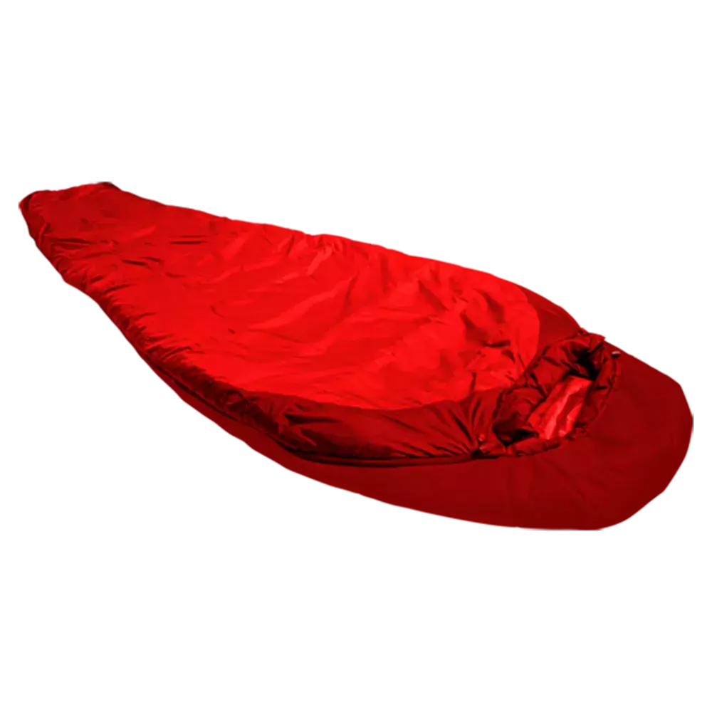 Billedet viser en rød, mummiforlmet sovepose lagt ud mod en mørk baggrund. Materialet har en let blank overflade og ser krøllet ud, hvilket giver indtryk af fyld og isolering. Soveposen har snøre ved hætten og en smal pasform ved fødderne, designet til at holde på kropsvarmen under friluftsophold og koldere nætter. Farven er intens rød, hvilket gør den nem at få øje på i naturen.