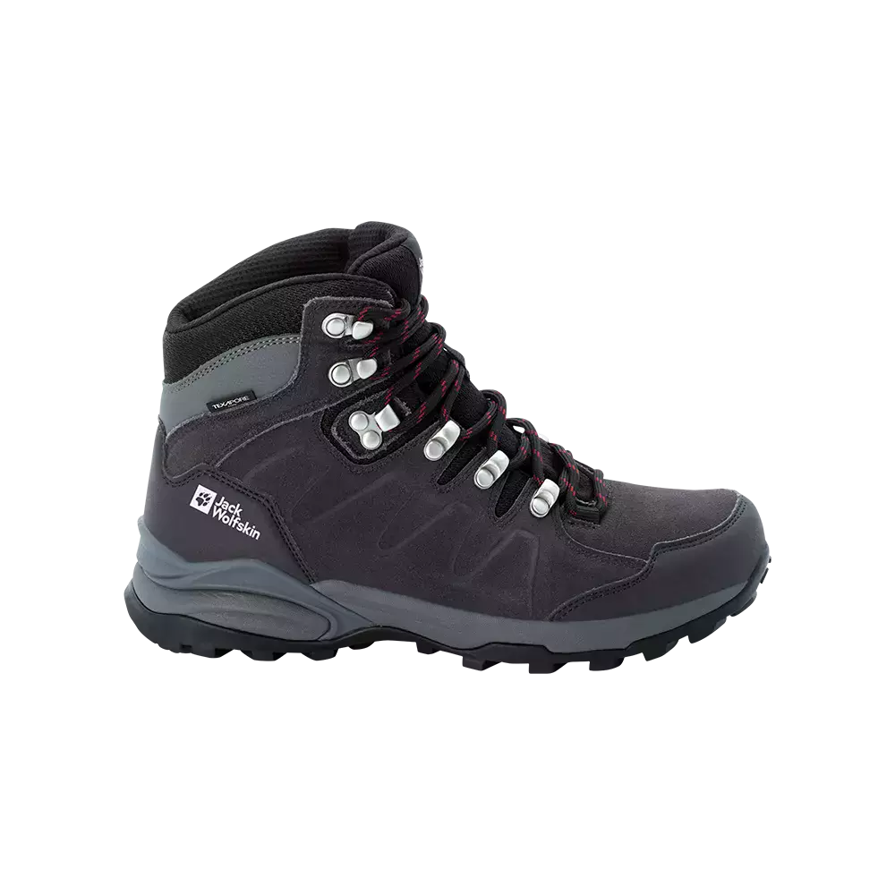 Et robust vandrestøvle i mørkegrå og sort fra Jack Wolfskin, med tydeligt logo på hælpartiet. Støvlen har ruskindsoverdel, forstærket tåparti, polstret skaft og solide metal-hælkroge til snørebåndene. Den mønstrede ydersål giver godt greb, mens Texapore-mærket antyder vandtæt membran. Et praktisk og komfortabelt valg til udendørs ture, flerdagsvandringer og krævende terræn. Designet kombinerer holdbarhed og komfort med moderne stil, og passer til både nybegyndere og erfarne vandrere.