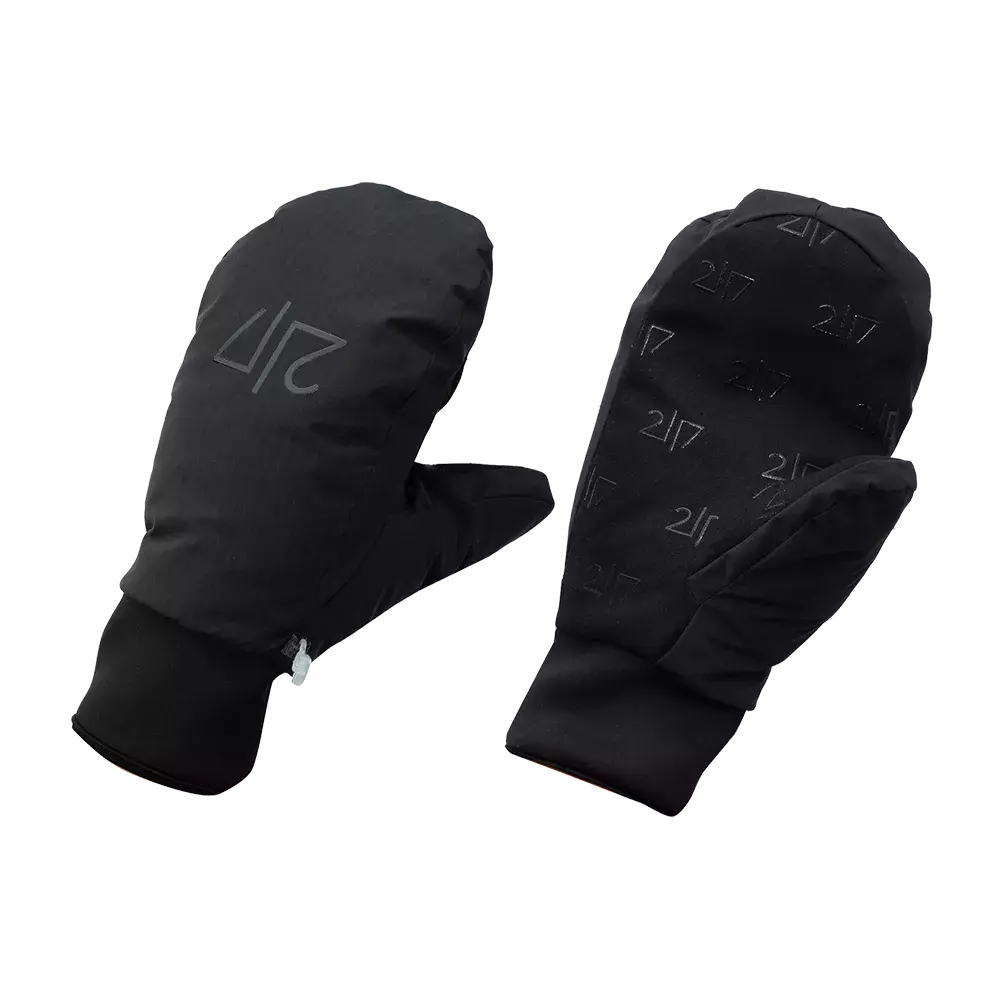 Et par sorte, polstrede vanter med enkelt og moderne design. Ydersiden virker vind- og vandafvisende, mens håndfladen har et mønster af små logoer for bedre greb. Vantenes lange ribkant om håndleddet holder kulden ude, og tommelfingeren er separat formet for bevægelsesfrihed. De fremstår som praktiske vintervanter til udendørs aktiviteter, både funktionelle og diskret stilfulde.