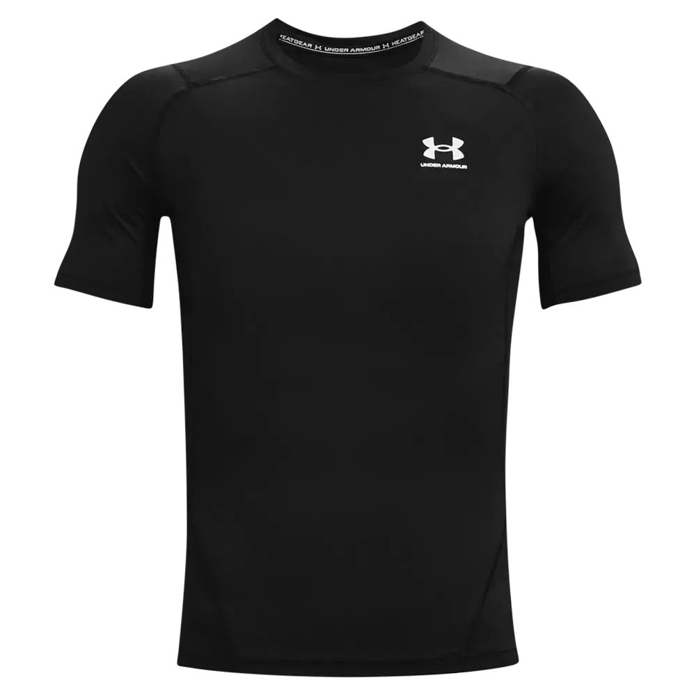 Sort Under Armour trænings-T-shirt i tætsiddende fit, lavet af let, svedtransporterende materiale. Kortærmet med rund hals og flade syninger for komfort og bevægelsesfrihed. Det lille, hvide Under Armour-logo pryder brystet, hvilket giver et diskret sportsligt udtryk. Velegnet til træning eller som basislag under koldt vejr. Enkel, funktionel og designet til at sidde tæt og supportere aktiv bevægelse.