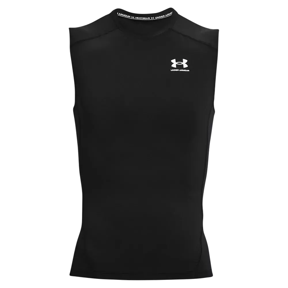 Sort, ærmeløs compression-top fra Under Armour med tæt, formsyet pasform og høj rund hals. Det elastiske, svedtransporterende materiale sidder tæt om overkroppen og fremhæver muskulaturen, mens flade syninger reducerer gnidning. Det hvide Under Armour-logo på venstre bryst giver et enkelt kontrastelement. Ideel som baselag eller til intens træning, hvor bevægelsesfrihed og fugtstyring er i fokus.