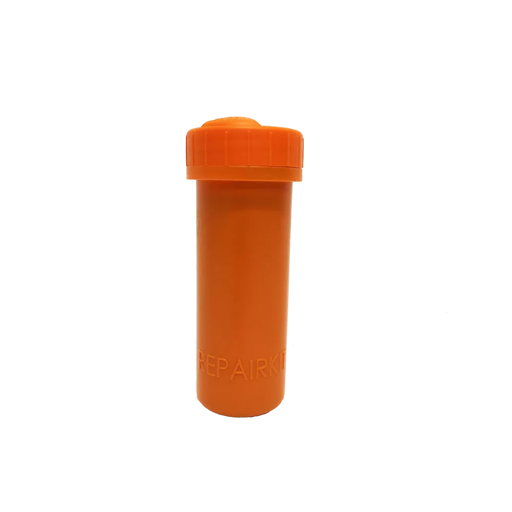 På billedet ses en lille, cylindrisk beholder i klart orange plastik med en skrue-låg øverst. Den enkle, robuste konstruktion og den tydelige farve gør den nem at finde i tasken eller værktøjskassen. Beholderen virker som en kompakt opbevaringsdåse til små reservedele, piller eller reparationssæt, og den indgraverede tekst antyder en funktion relateret til reparation eller vedligehold.