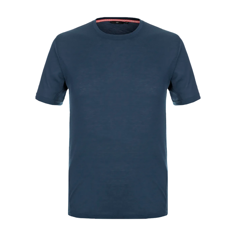 En enkel, mørkeblå t-shirt med kortærmet, klassisk rund hals. Designet er minimalistisk med rene syninger og en slank, afslappet pasform, der virker både komfortabel og alsidig. Stoffet ser blødt og let ud, ideelt til hverdag eller lag-på-lag styling. En tidløs basisdel, som nemt kan matches med jeans, chinos eller under en åben skjorte.