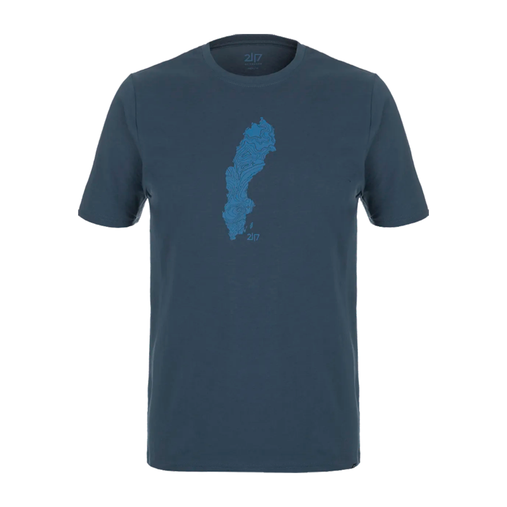 En enkel, marineblå T-shirt med rund hals og korte ærmer. Midt på brystet sidder et lysere blåt, topografisk inspireret grafisk motiv formet som en aflang landmasse — detaljerne ligner konturkurver og højdezoner. Motivets stil giver et nordisk og outdoor-præg, suppleret af et diskret lille logo under grafikken. T-shirten fremstår både stilren og funktionel.