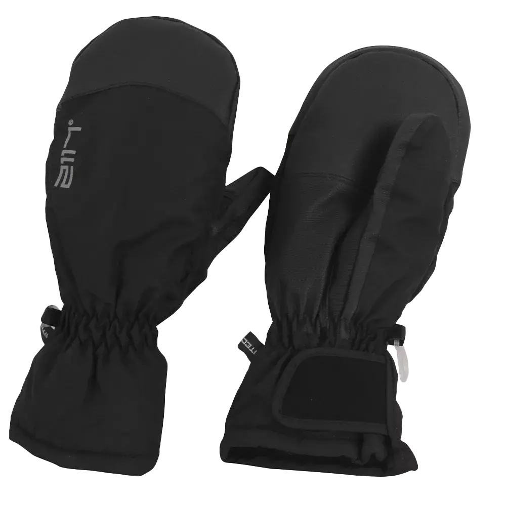 Et par sorte vintervotter i en enkel og funktionel udformning. Votterne har elastik ved håndleddet og en justerbar velcrorem for tæt pasform samt forstærket håndflade og tommelfinger for øget slidstyrke. Det tykke, foret materiale giver god varmeisolering, og en lille clip gør det muligt at holde parret samlet. Ideelle til udendørs aktiviteter i koldt vejr, såsom leg i sneen eller skiløb.