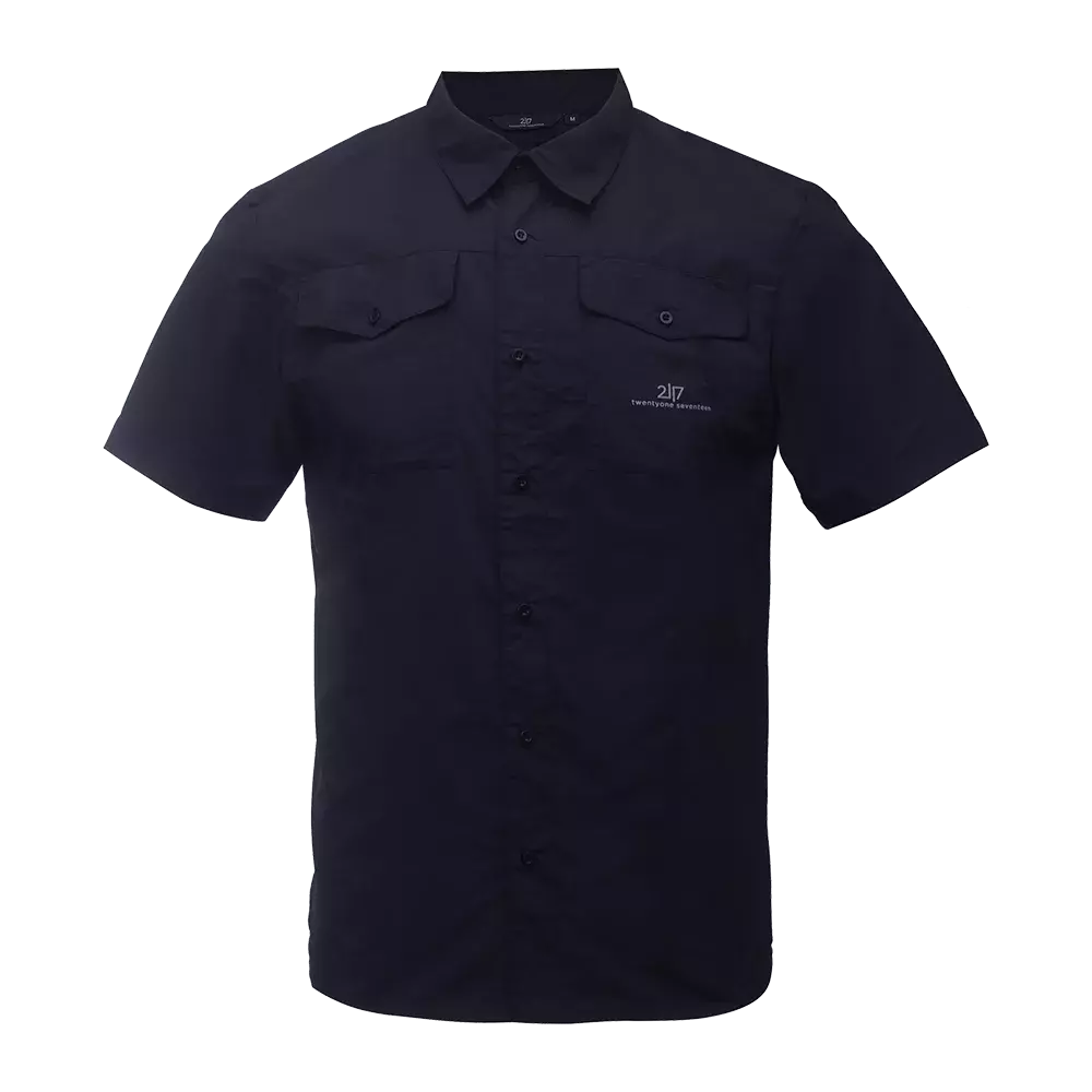 Her ses en kortærmet, mørkeblå skjorte med klassisk krave og knappelukning ned foran. Skjorten har to brystlommer med klap og knap, diskret logo på venstre bryst samt ren, let figursyet pasform. Stoffet virker let og åndbart — velegnet til afslappet hverdag eller casual arbejdstøj. Perfekt til lag-på-lag under en jakke.