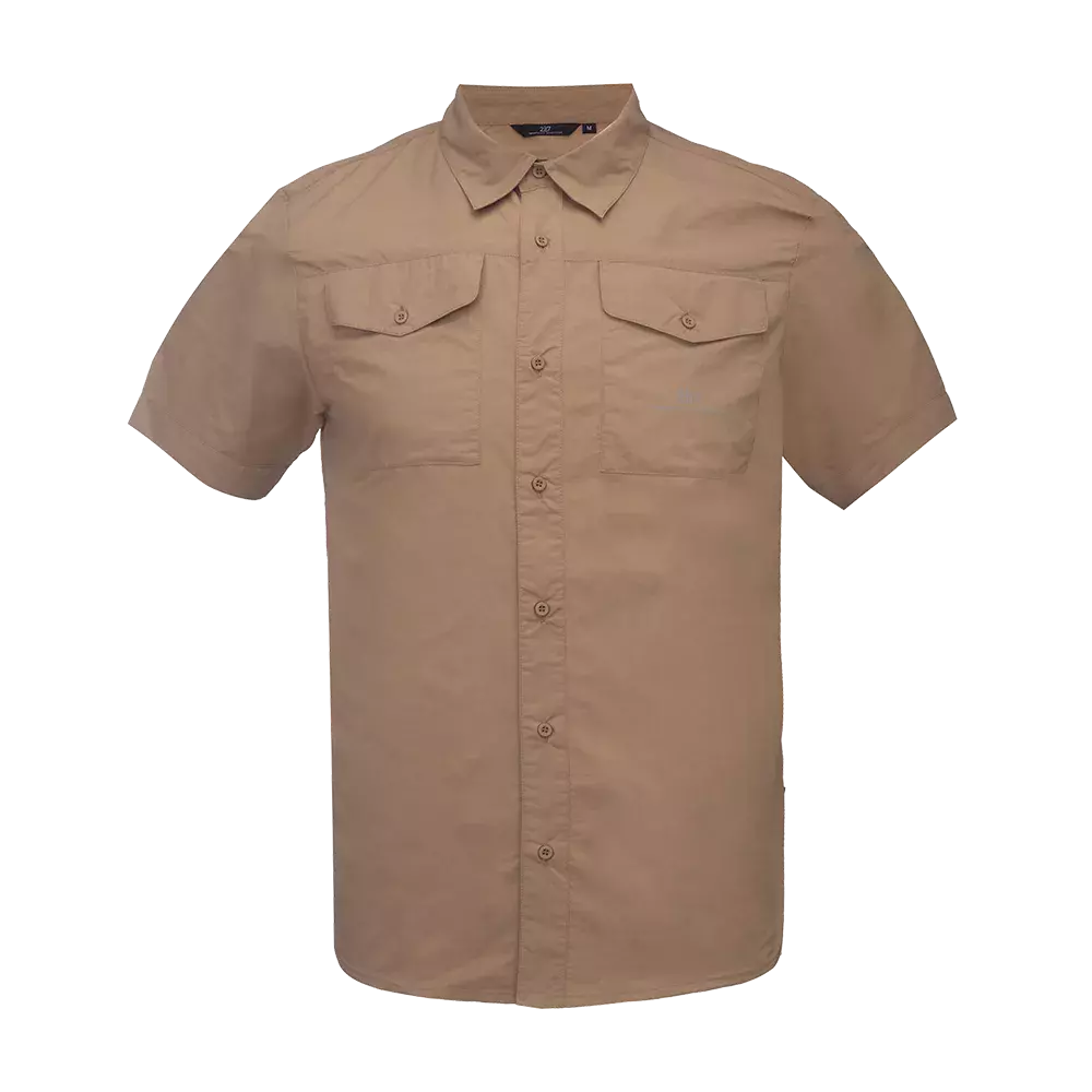 Denne kortærmede skjorte i khaki/beige har et klassisk look med knappelukning hele vejen og en traditionel krave. To brystlommer med klap og knap giver et praktisk touch, mens den lette, robuste kvalitet virker velegnet til hverdag og friluft. Den enkle, tidløse silhuet og neutrale farve gør den nem at kombinere med jeans eller chinos til et afslappet, men velplejet udtryk.